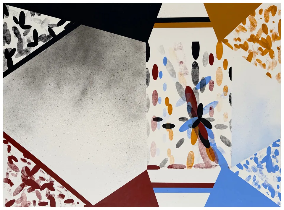Peinture géométrique : grands triangles noirs, bordeaux, ocre et bleus, zones grises vaporeuses et empreintes ovales colorées.
